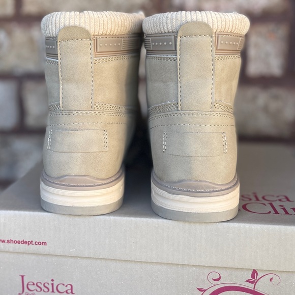 Size 8 - Picture 2 of 5